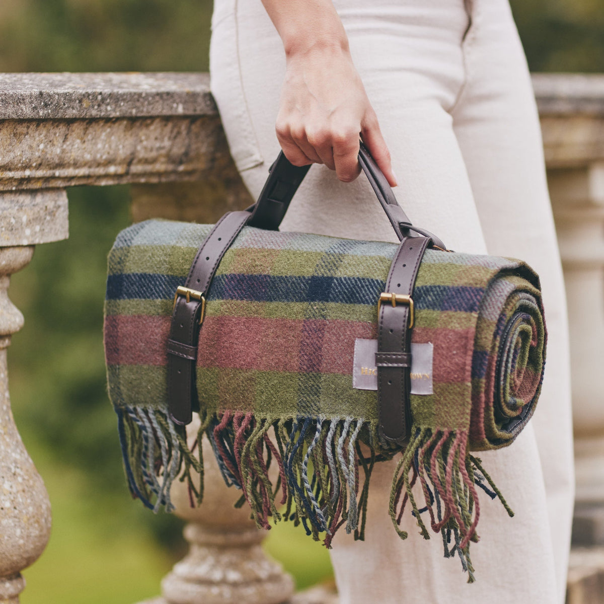 Hicks & Brown Outdoor Picnic Blanket | Water Resistant | Rug | Check