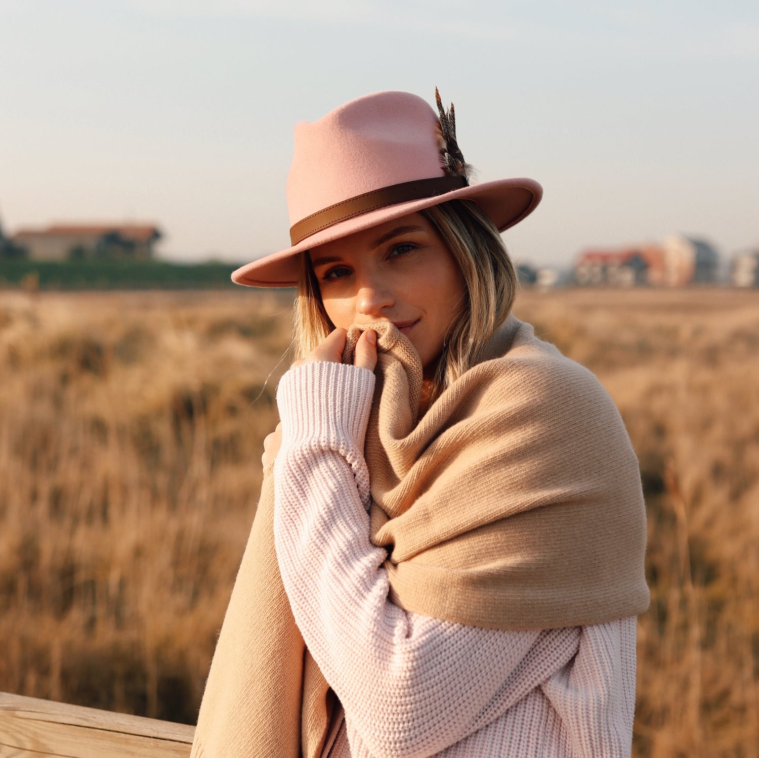 Hicks & Brown The Suffolk Fedora in Dusky Pink (Gamebird Feather)