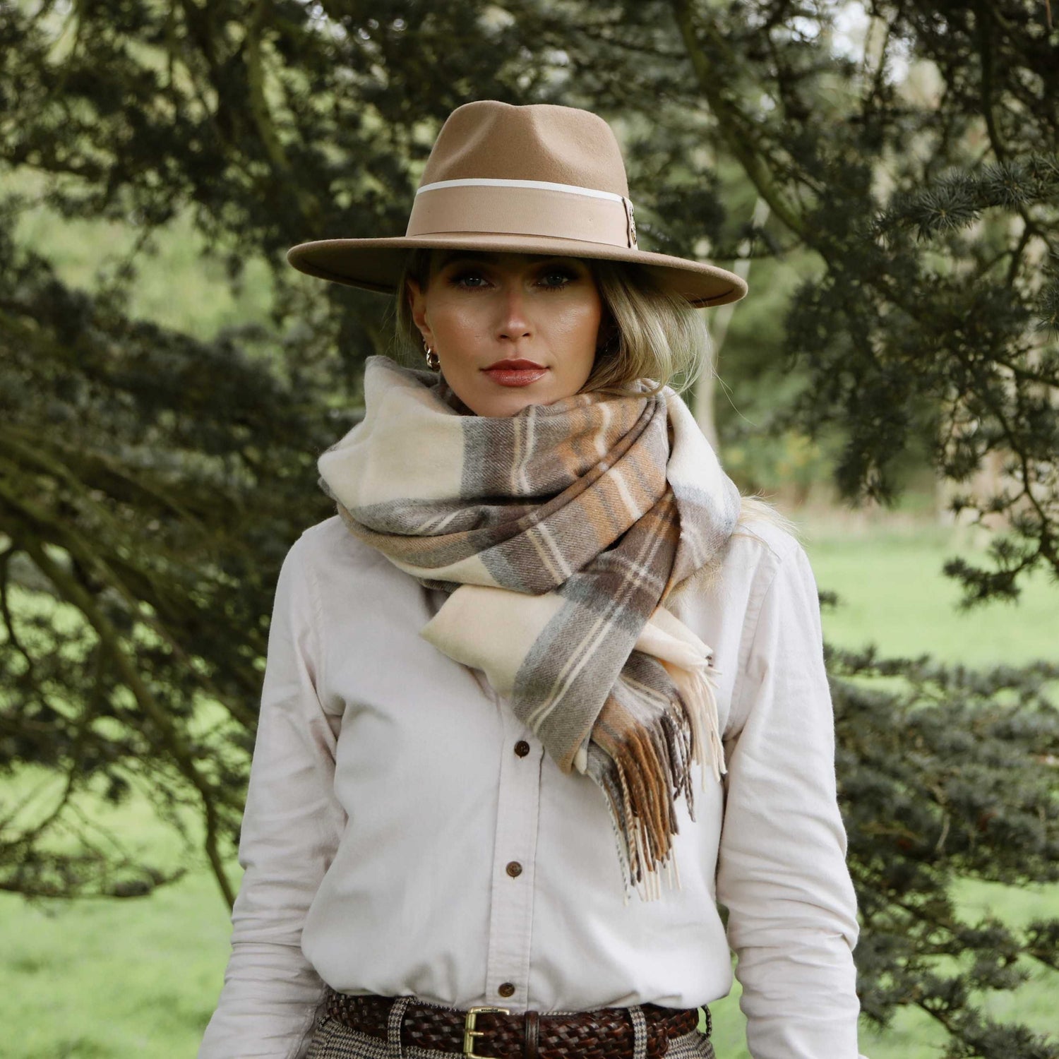 Hicks & Brown The Fornham Lambswool Scarf in Cream Check