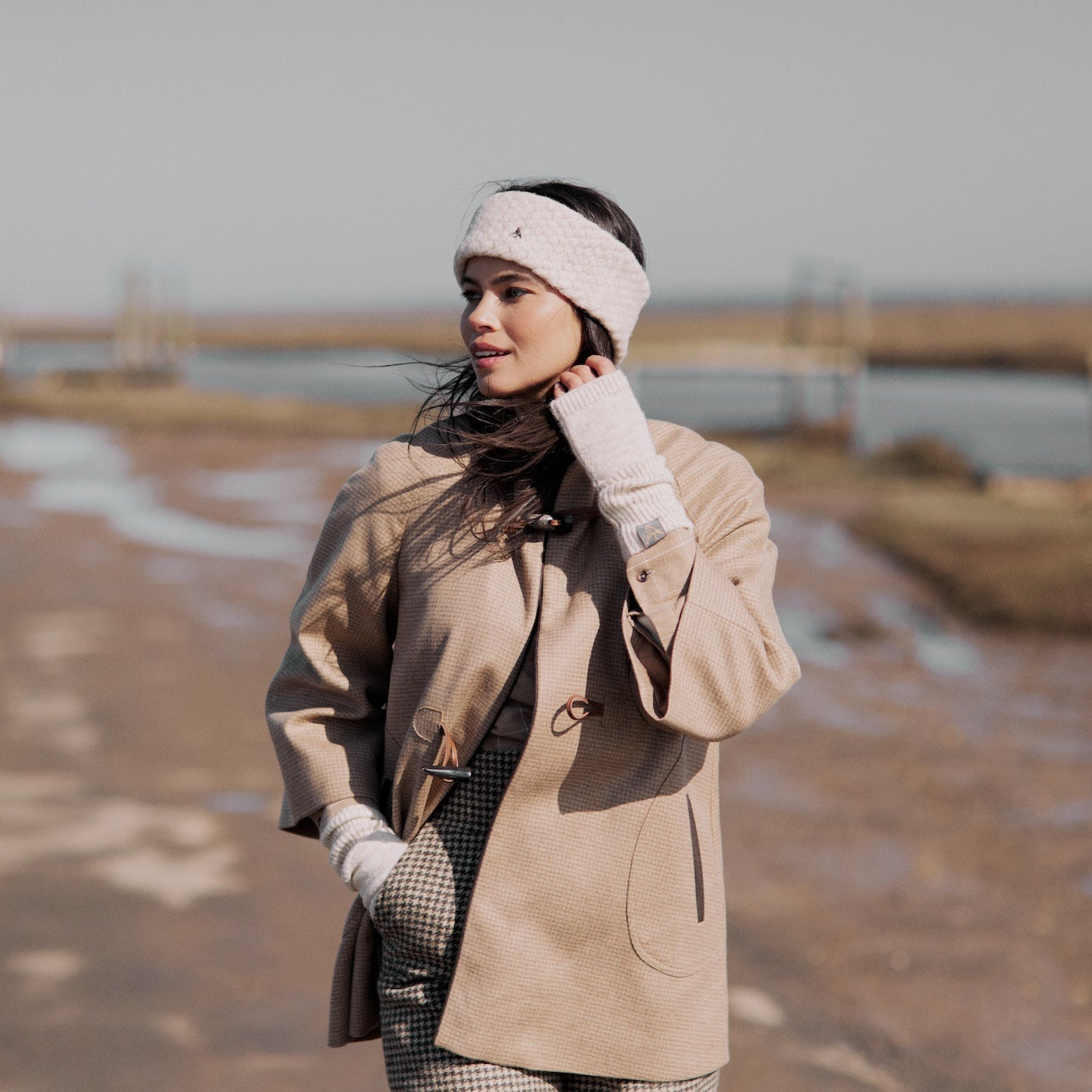 Hicks & Brown The Kersey Wrist Warmers in Oatmeal
