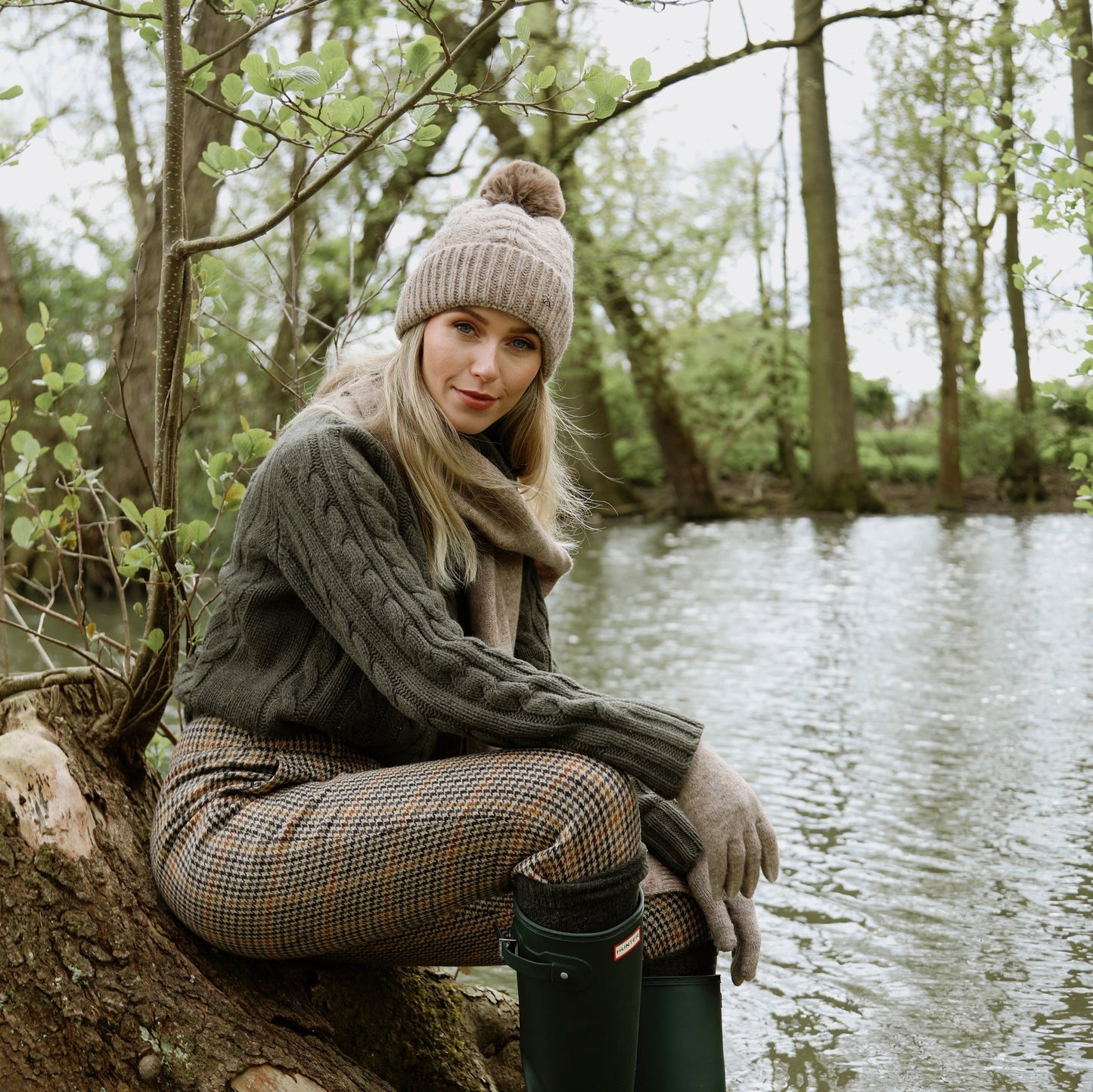 Hicks & Brown The Langham Pom Beanie in Walnut
