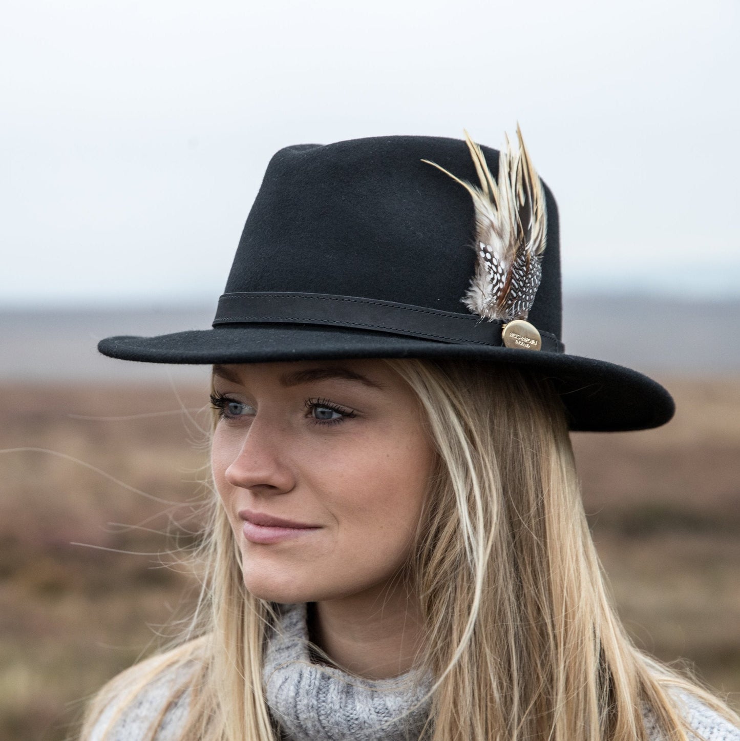 Hicks & Brown The Suffolk Fedora in Black (Fawn Feather)