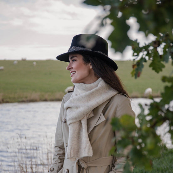 Hicks & Brown The Suffolk Fedora in Black (Guinea Feather Wrap)