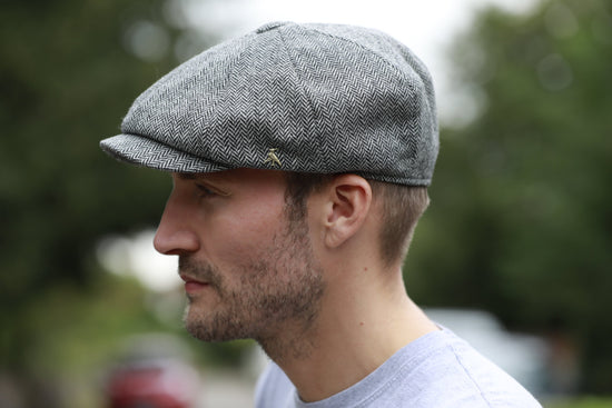 Load image into Gallery viewer, Hicks &amp;amp; Brown The Felsham Tweed Baker Boy Cap in Charcoal
